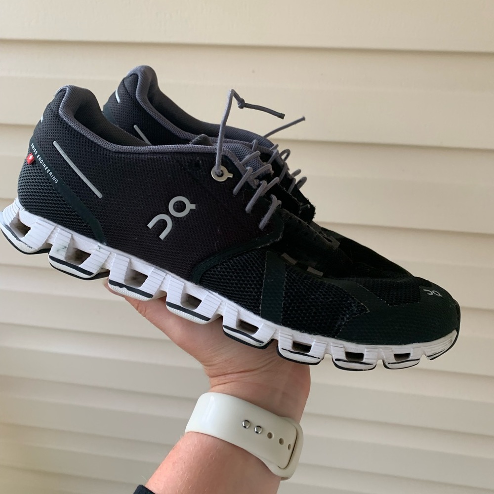 ON RUNNING CLOUD 5 ATHLETIC RUNNING SHOES SZ 9.5